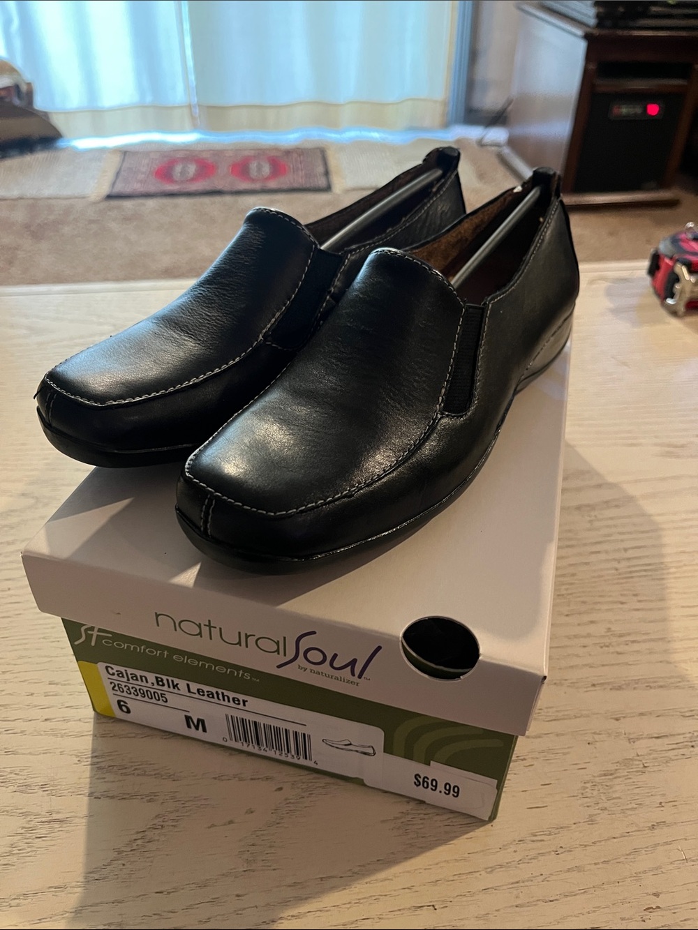 Brand new Natural Soul by Naturalizer Black Leather Slip-On Loafers - size 6 .